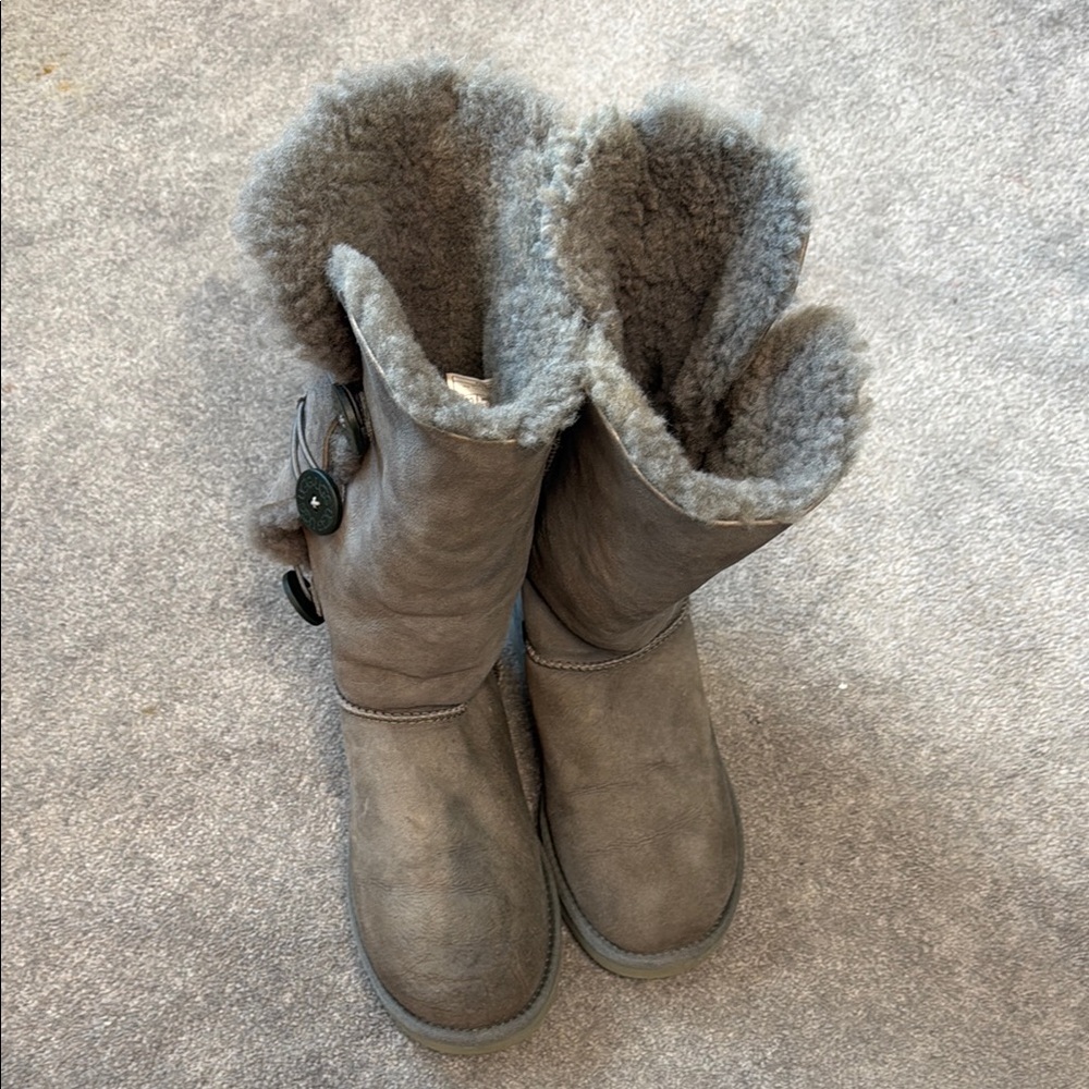 Ugg Bailey Button Ii Gray Size 9 - image 1